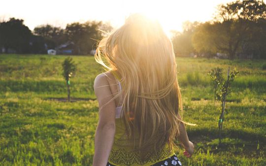 woman-looking-towards-the-sun